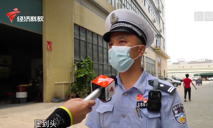 女子|【惨痛】广东一女子蹲路中间系鞋带，这时一辆货车正在倒车…