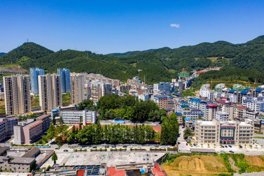 与此同时,项目周边配套早已成熟:巴东县第二高级中学,野三关镇初级