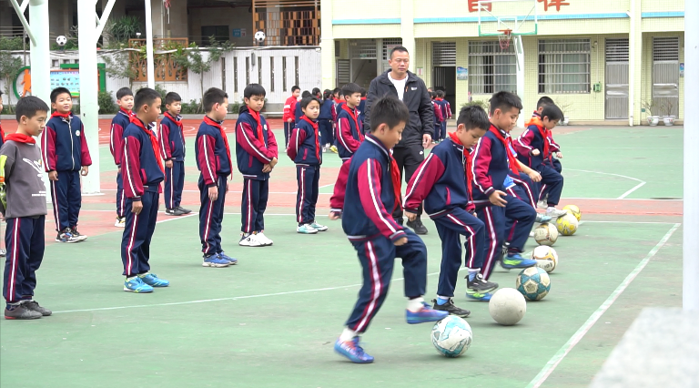 广东省清远市佛冈县第二小学作为"全国青少年校园足球特色学校",针对