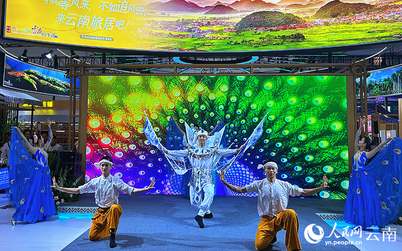 文化旅游体育馆展演推介区内，舞蹈演员演绎孔雀舞。人民网记者-刘怡摄