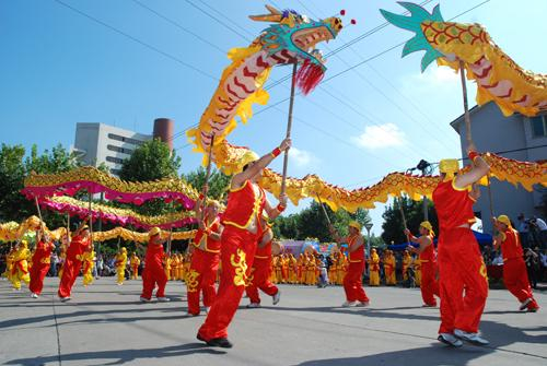 豐富多彩的遊藝民俗,龍獅共舞,旱船,秧歌和獨杆轎等表演,盡顯嶧城文化