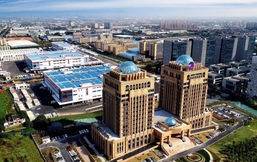 据悉,"一廊"是指嘉松中路产业经济走廊,"三园"是指华新工业园区,凤北