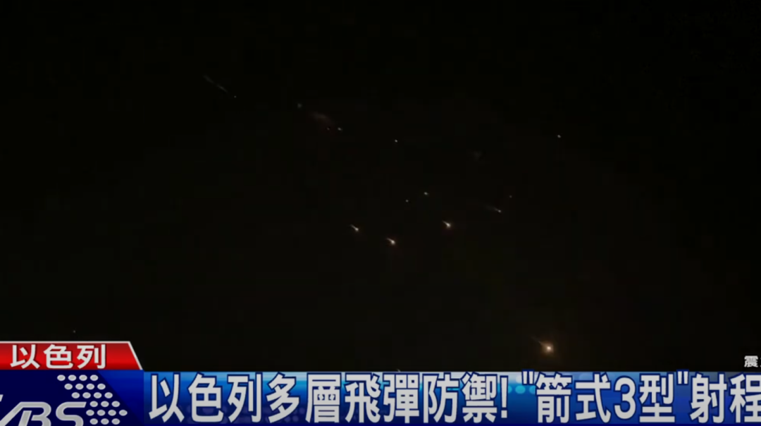 广告牌被大风撕碎 画面犹如万箭齐发
