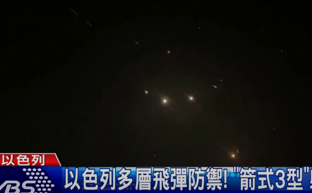 广告牌被大风撕碎 画面犹如万箭齐发
