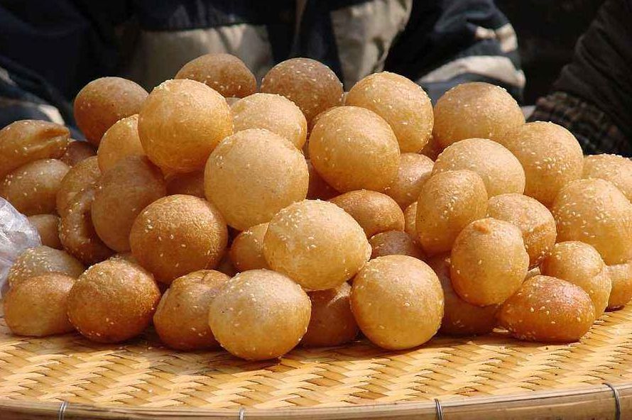 笑口枣是广州小吃中的油炸小吃品种,因其经油炸后上端裂开而得名.