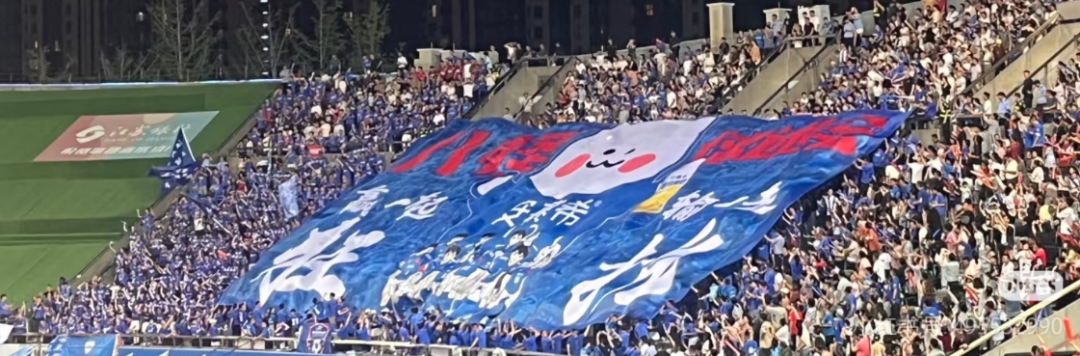 苏超镇江队球迷拉出巨型Tifo