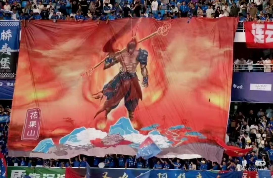 苏超镇江队球迷拉出巨型Tifo