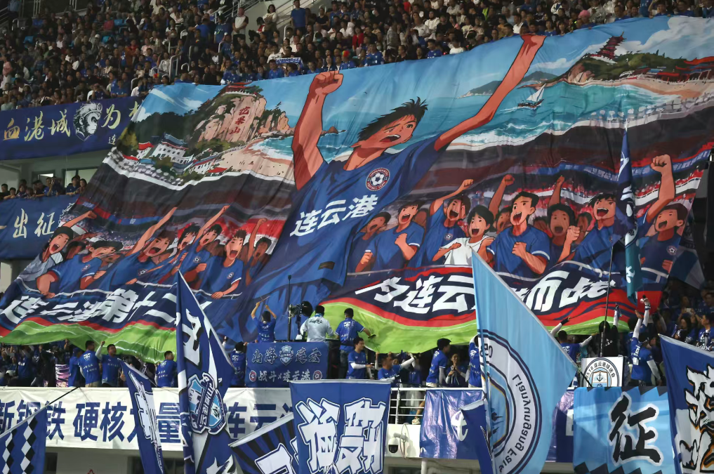 苏超镇江队球迷拉出巨型Tifo