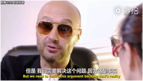 光头老外跑到唐人街修脚，对着华裔妹子公开说中国男人“有缺陷，很短不够用”！ - 5
