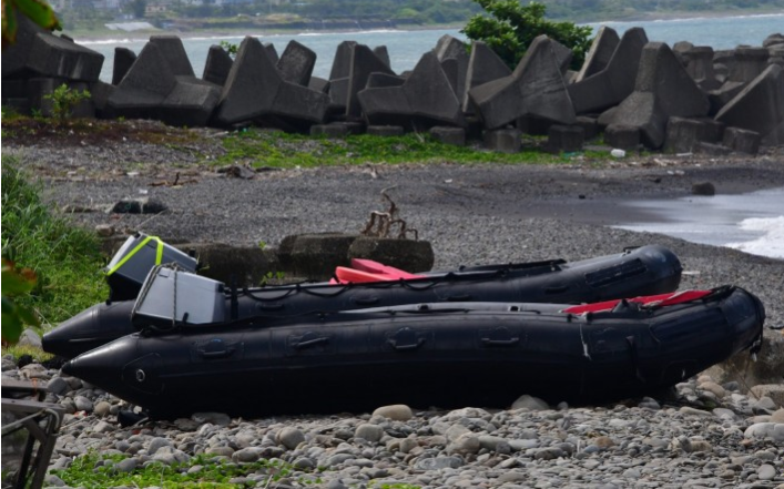 台军演习岸边摆黑色橡皮艇，民众以为纪念死伤士兵，结果……