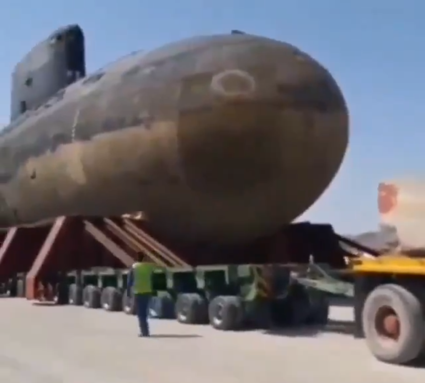 伊朗公路上惊现俄制基洛级潜艇 由重型卡车拖着前进