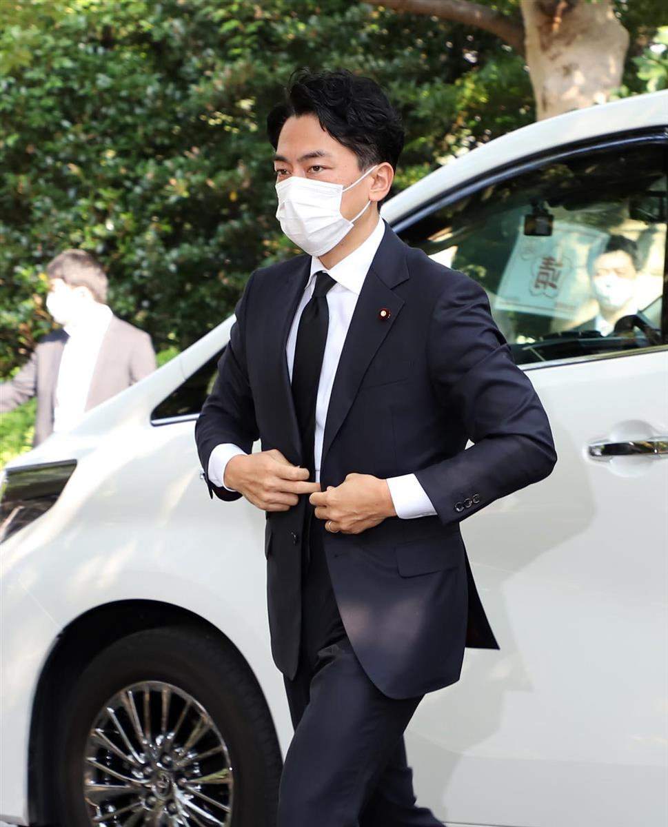 小泉进次郎等3人参拜靖国神社，时隔4年首次有安倍内阁成员在日本战败日参拜