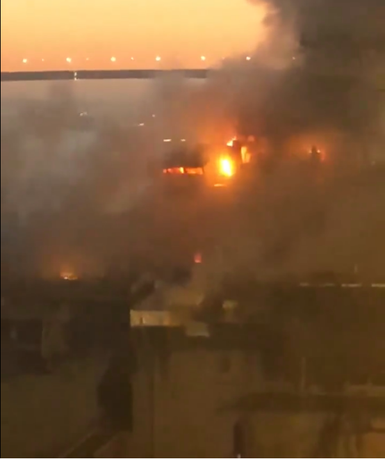 美军爆炸起火两栖攻击舰舰岛已被烧着 动用直升机洒水灭火