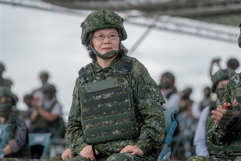 蔡英文称装甲车飞机声是“最安心的引擎声”，岛内网友气得爆了粗口