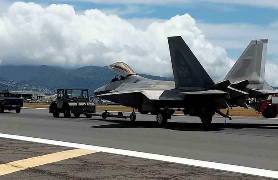美军一架F-22战斗机空中突发紧急情况，罕见放下尾钩拦阻迫降