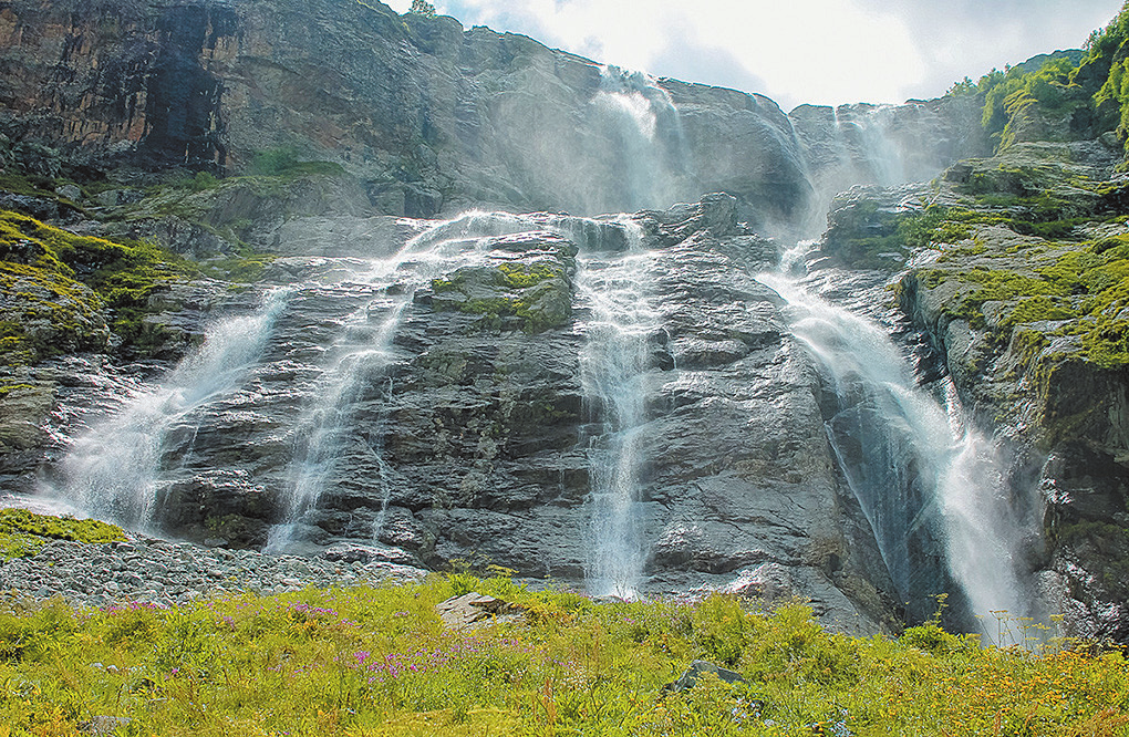 俄罗斯的高加索山脉有很多不可错过的风景