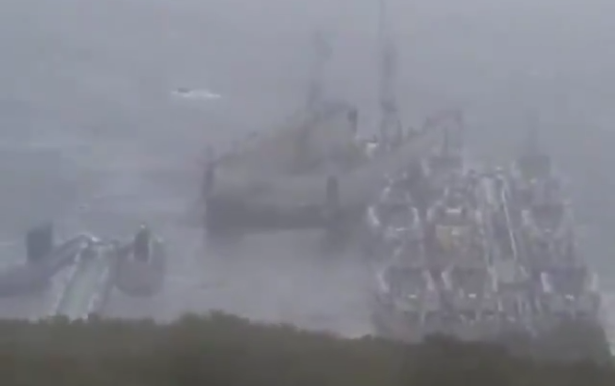 俄军工船厂浮船坞被台风吹跑 撞上多艘潜艇和导弹艇