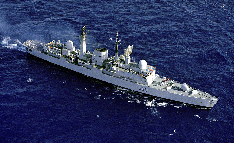 最前边摆了三条雷达哨舰,考文垂号在北边,格拉斯哥号在中间,南边就是