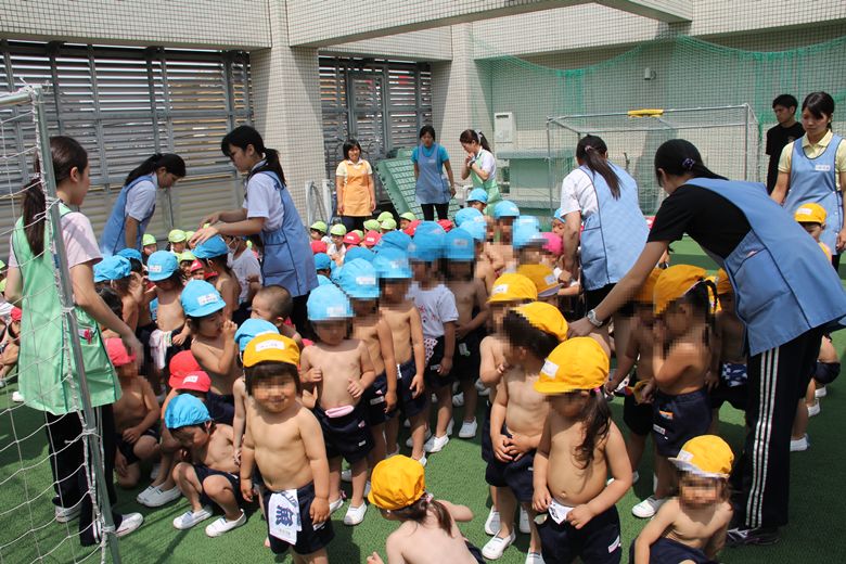 成長丨某日本幼兒園不分男女，必須裸著上身上課！家長卻擠破頭想把孩子送進去... 親子 第7張