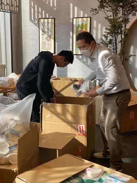 这个日本人在药妆店疯狂“抢口罩”，还自费200万日元人肉带到中国（组图） - 19