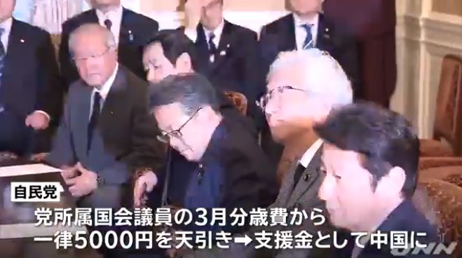 这个日本人在药妆店疯狂“抢口罩”，还自费200万日元人肉带到中国（组图） - 1