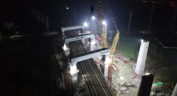 湖杭铁路攻克高难度吊装施工