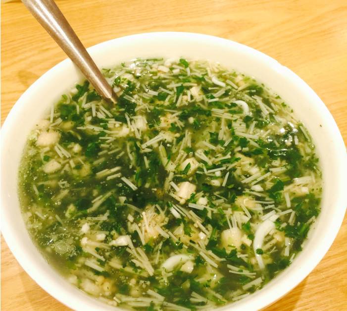 荠菜银鱼羹这道菜的口感超级丰富,绝对不是只有银鱼和荠菜这么简单.