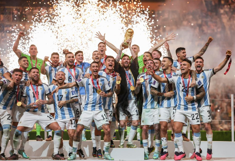 從凝視到捧杯 ，梅西用了8年
！梅西世界杯奪冠後表示：現在還不會從國家隊退役（梅西沒退役嗎）