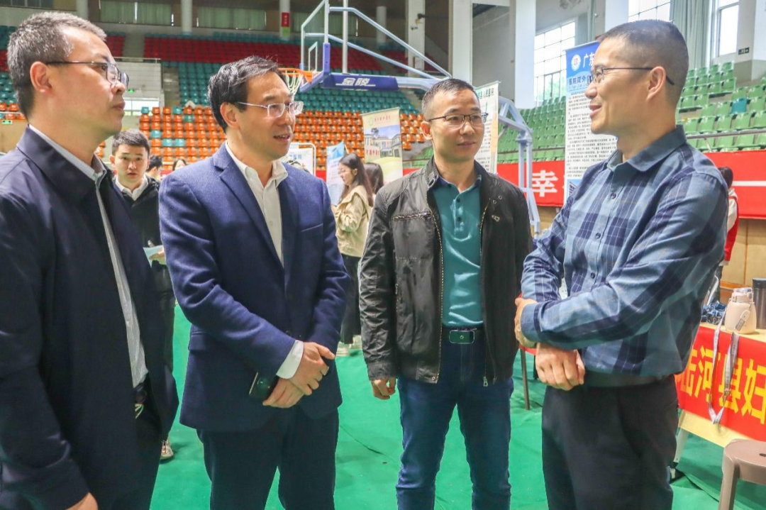 (何金明一行到场指导)见面会期间,学校党委委员,副校长何金明,吴善添