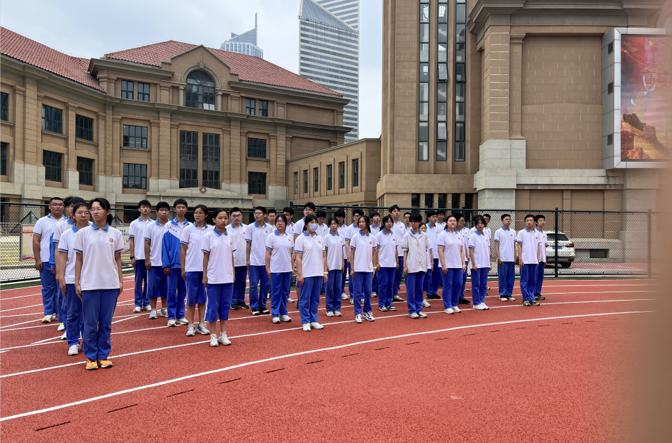 展青春朝气无军训不青春,着整齐校服,校领导为军训优秀学员颁发证书