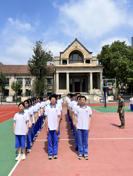 致敬成长 淬炼坚强——记二十中学高二军训闭营仪式_青春_同学_少年
