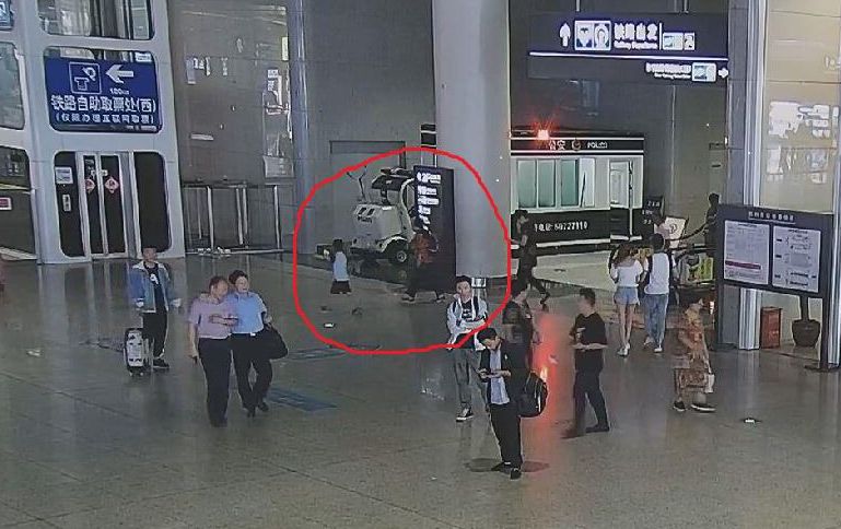 心疼8岁孙子做作业还挨骂 奶奶带孩子离家出走了