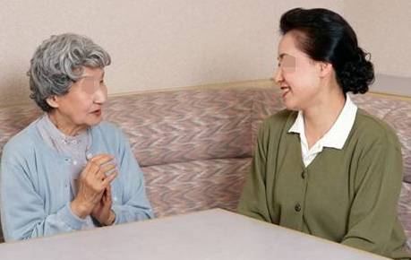 老妈妈绝望跳河：儿子嫌我不会带孙子 赶我出门