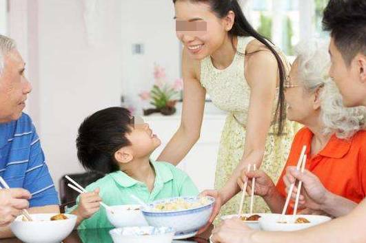 老妈妈绝望跳河：儿子嫌我不会带孙子 赶我出门