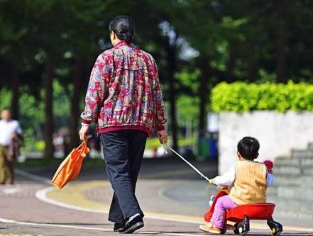 老妈妈绝望跳河：儿子嫌我不会带孙子 赶我出门