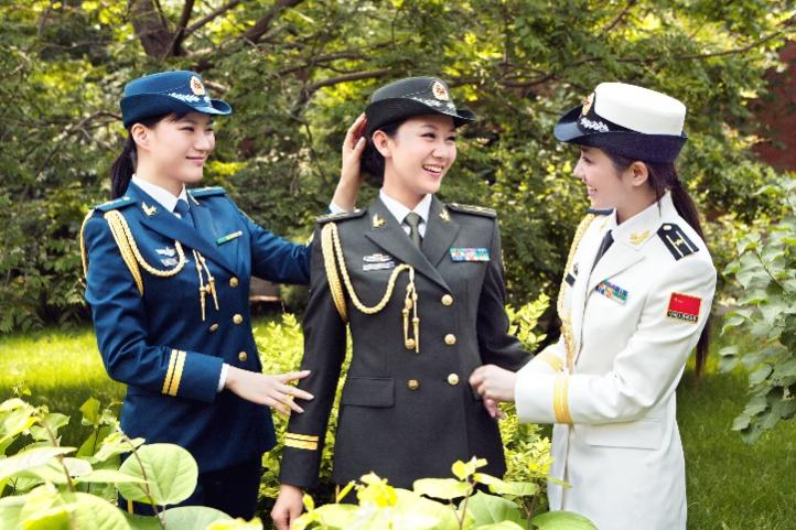 看展去不爱红装爱武装人民军队女军服展亮相省博