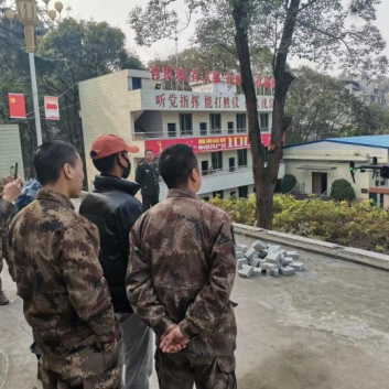 川科鼎利中德&人工智能学子助力仁寿武装部进行设备调试(图4)