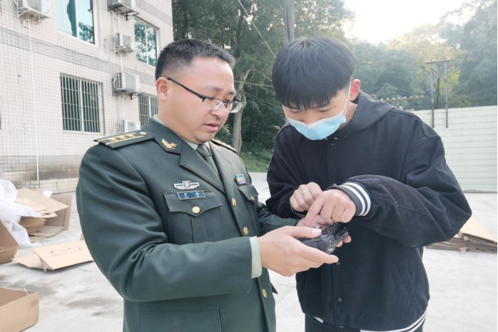 川科鼎利中德&人工智能学子助力仁寿武装部进行设备调试(图1)