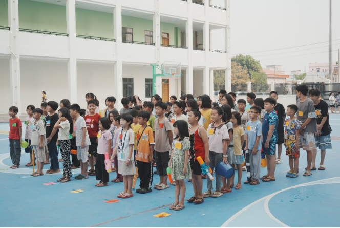 缅甸曼德勒华夏国际学校举行欢乐泼水节亲子活动