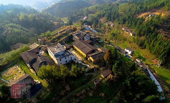 泗滨村位于福建省泉州市德化县三班镇中部,距县城10公里,东与东山洋村