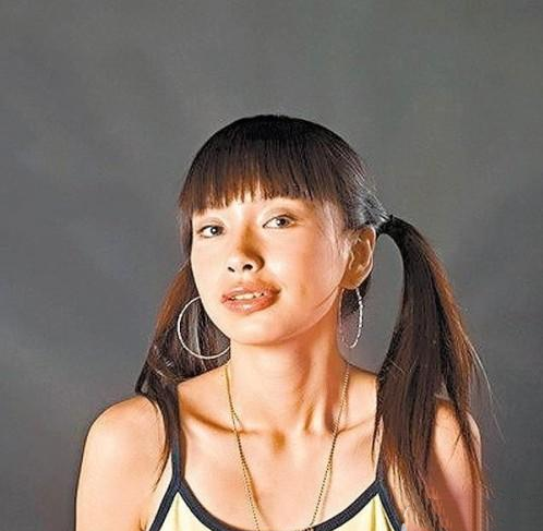 过baby的五官进化过程,为了力证自己没整过,baby专门去做了整容鉴定