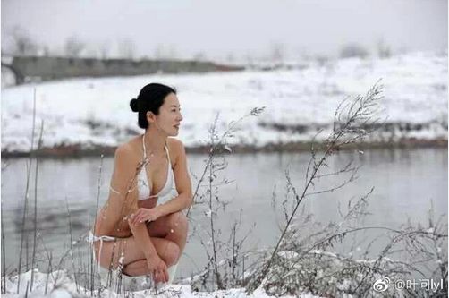 【美女】中国阿姨在低温下拍照片，网友惊呼受不了，性感火辣身材不输少女！（组图） - 7