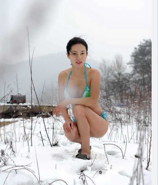 【美女】中国阿姨在低温下拍照片，网友惊呼受不了，性感火辣身材不输少女！（组图） - 6