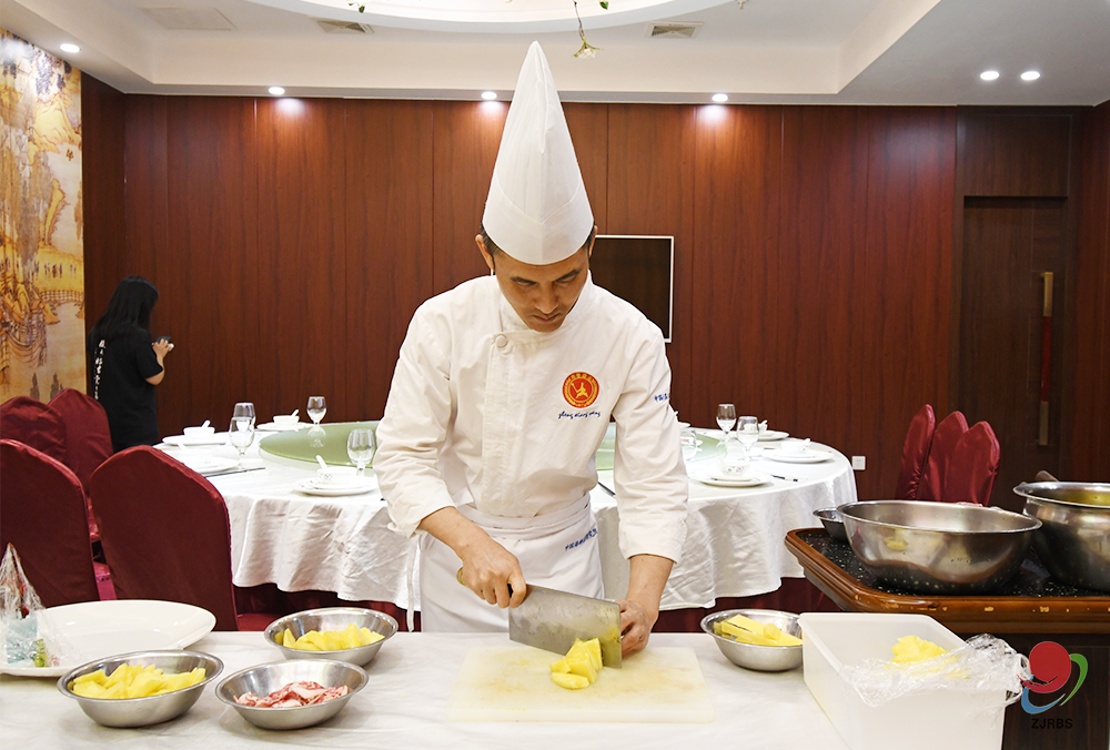 菠萝不泡盐水吃了会怎样_菠萝泡盐水吃会拉肚子吗_吃菠萝泡盐水有用吗