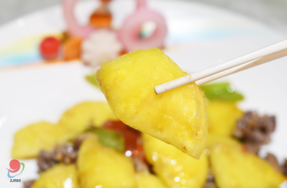 菠萝不泡盐水吃了会怎样 吃菠萝别再用盐水泡！湛江大厨教你这样做，香甜还不过敏