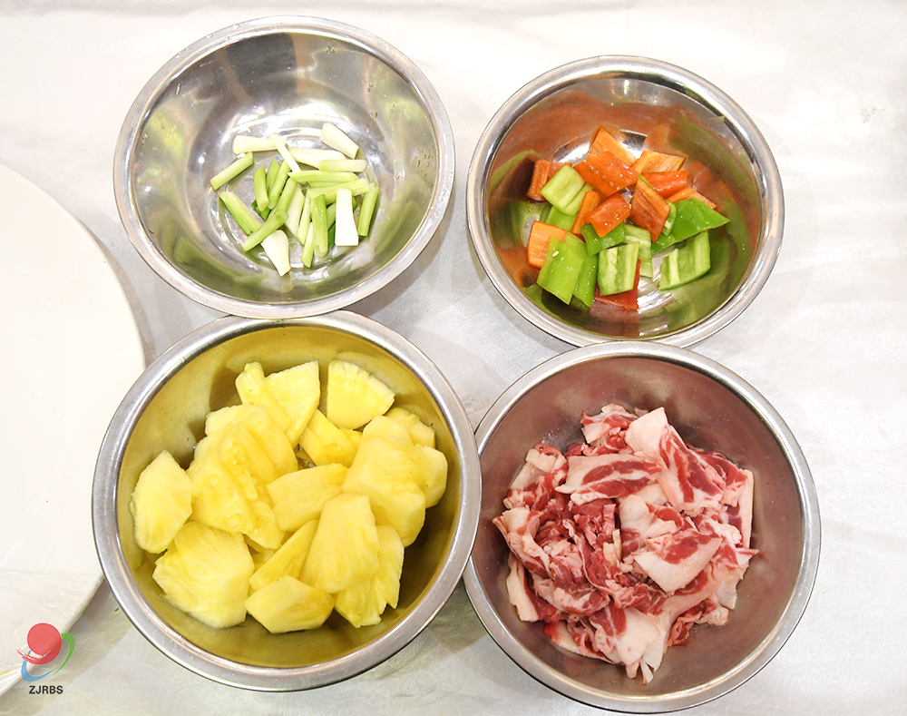 菠萝泡盐水吃会拉肚子吗_菠萝不泡盐水吃了会怎样_吃菠萝泡盐水有用吗