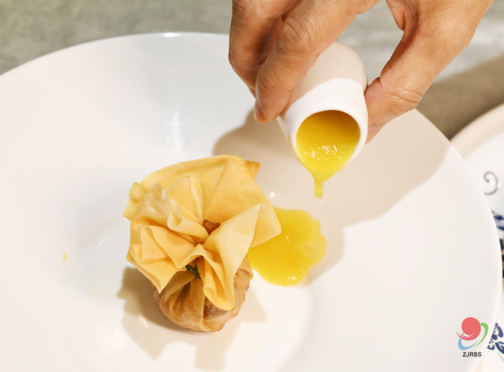 菠萝不泡盐水吃了会怎样_菠萝泡盐水吃会拉肚子吗_吃菠萝泡盐水有用吗