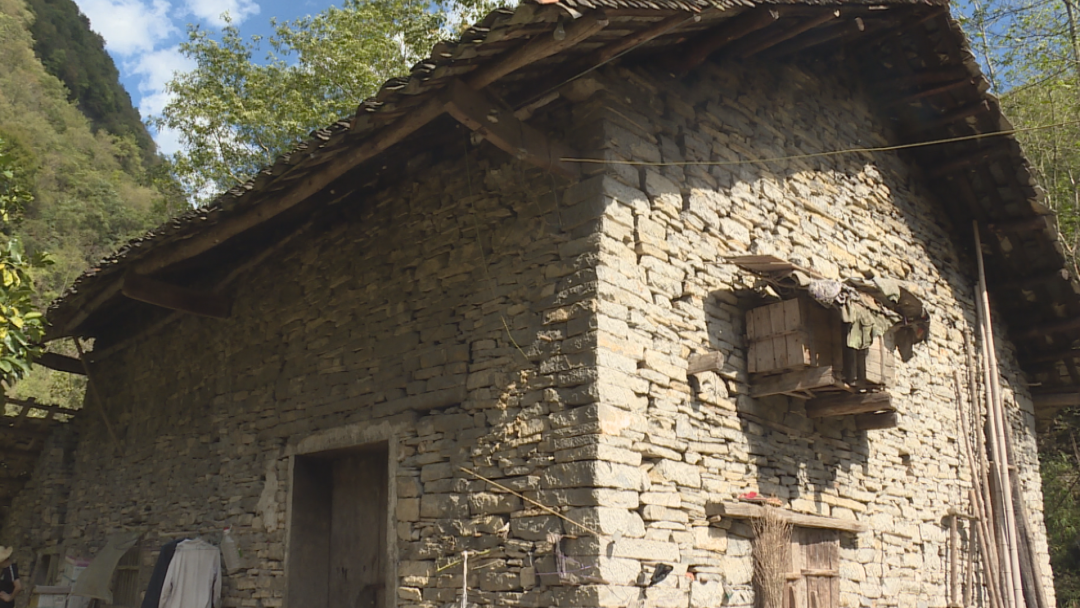 担架救人怎么使用老人喝药命悬一线，施救者门板当担架紧急救人！穿行山路6公里……_https://www.jmylbn.com_新闻资讯_第3张