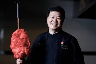 孙立新大师为了让我们开眼界,师傅还请出了川菜界国宝级厨师庹代良老