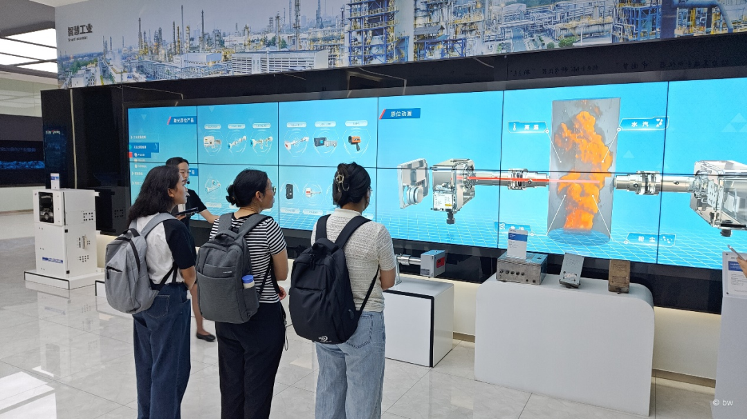 昆明冶金研究院冶金黨支部書(shū)記、冶金研究所所長(zhǎng)徐慶鑫一行蒞臨聚光科技考察